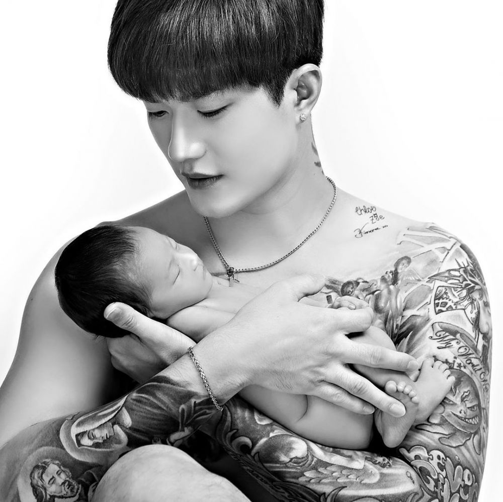 8 Potret newborn baby Kyra anak Lee Jeong Hoon, temanya unik