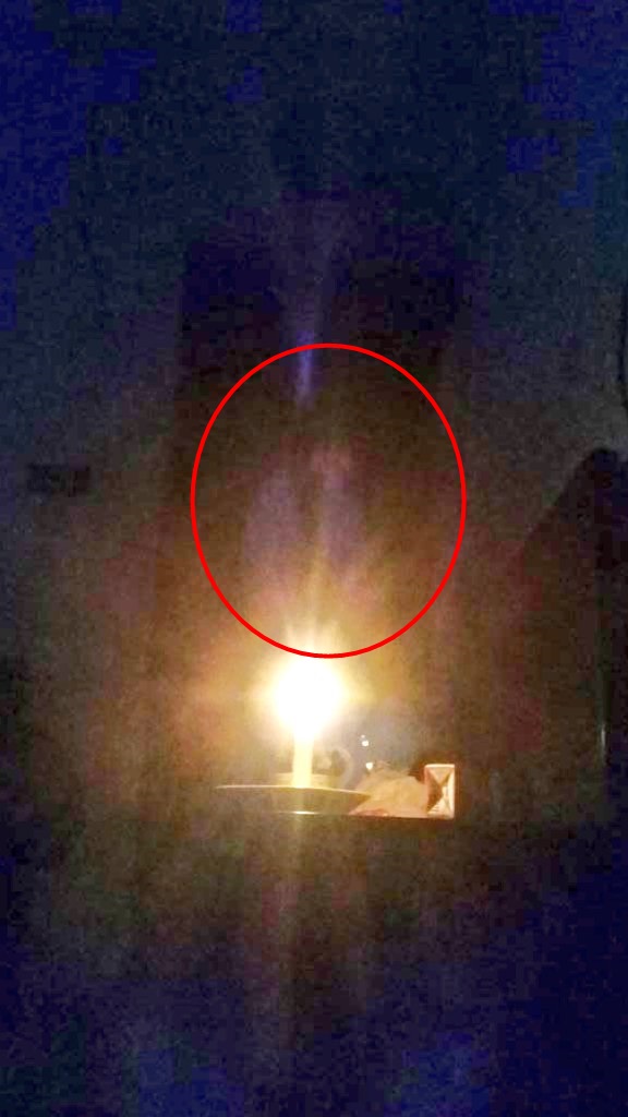 Viral foto penampakan kuntilanak saat mati lampu, awas merinding!