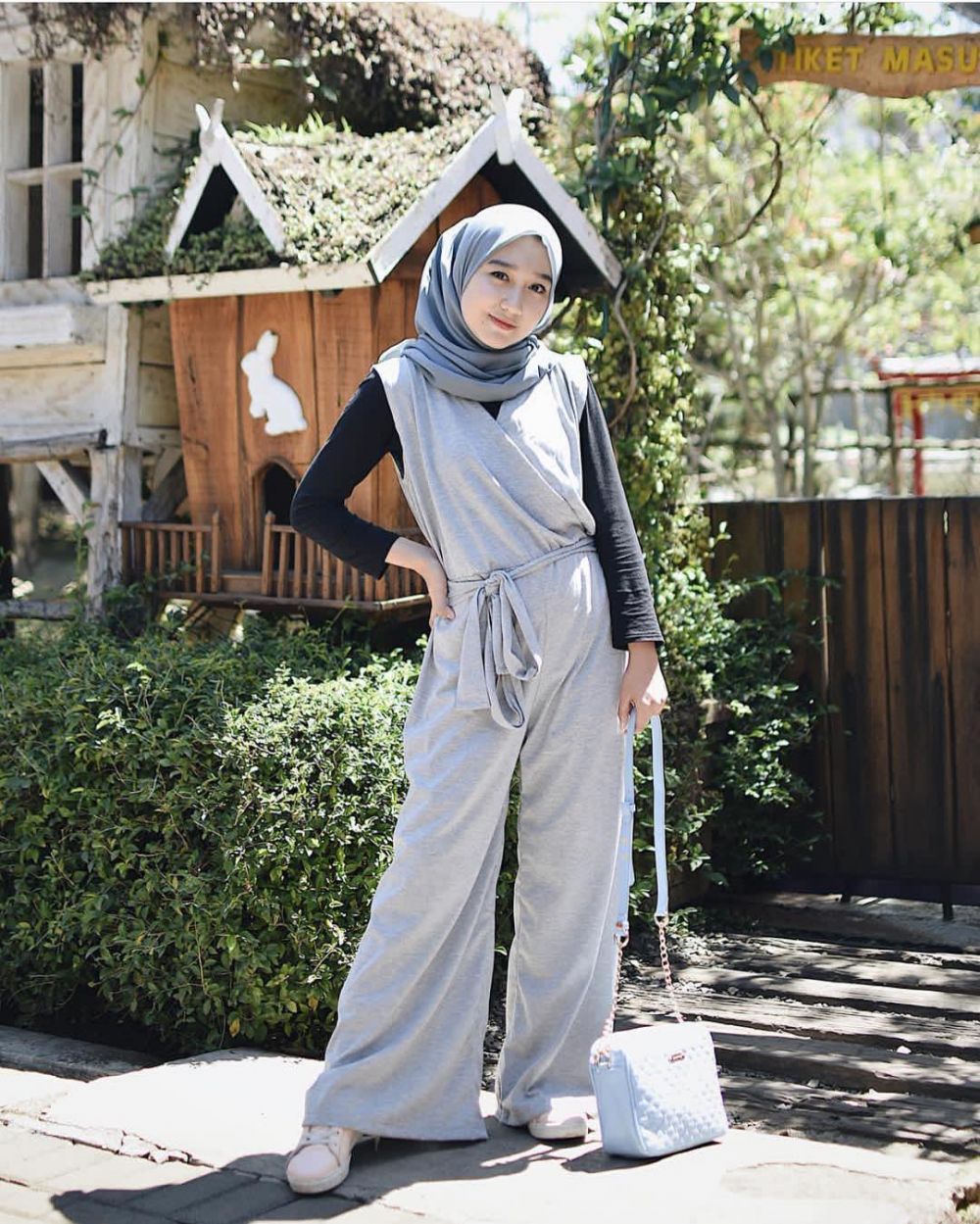 12 Inspirasi outfit jumpsuit untuk hijaber, stylish dan kekinian