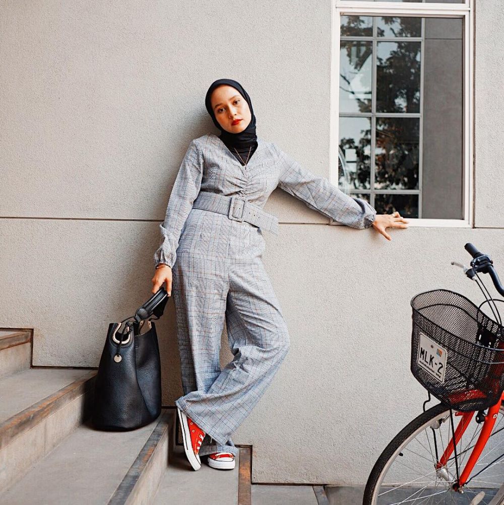 12 Inspirasi outfit jumpsuit untuk hijaber, stylish dan kekinian