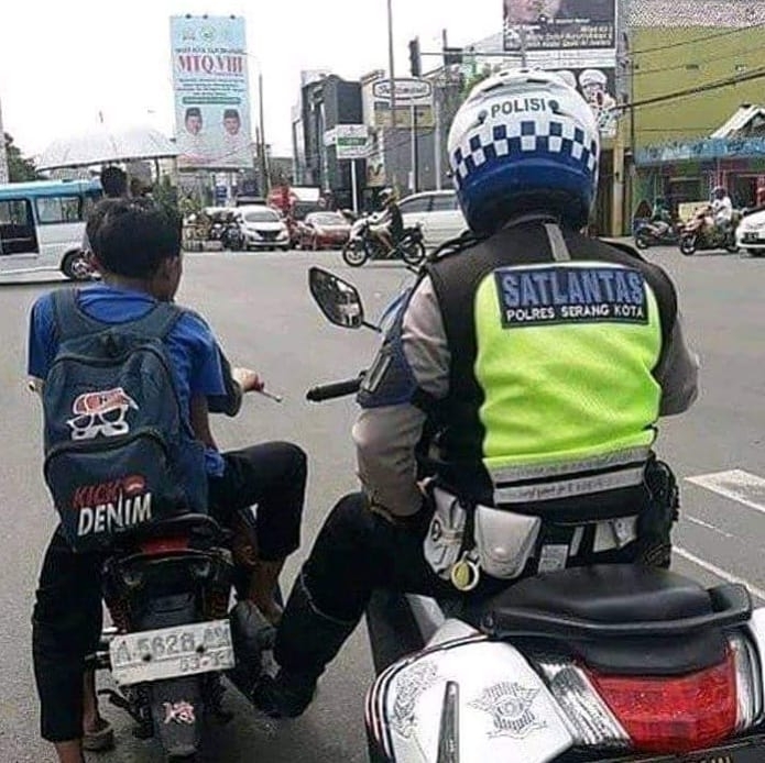 10 Tingkah lucu bocah kelewat santai ini bikin geleng kepala