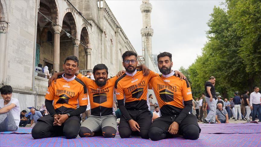 Kisah 8 pria bersepeda lewati 17 negara untuk berhaji bikin salut