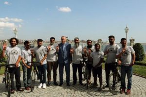 Kisah 8 pria bersepeda lewati 17 negara untuk berhaji bikin salut