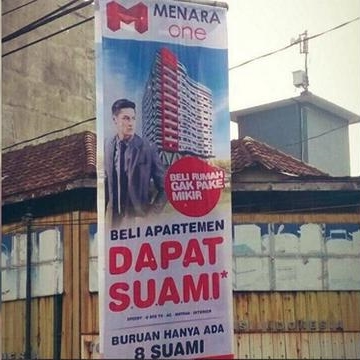 10 Spanduk iklan kredit ini nggak biasa dan mengundang senyum