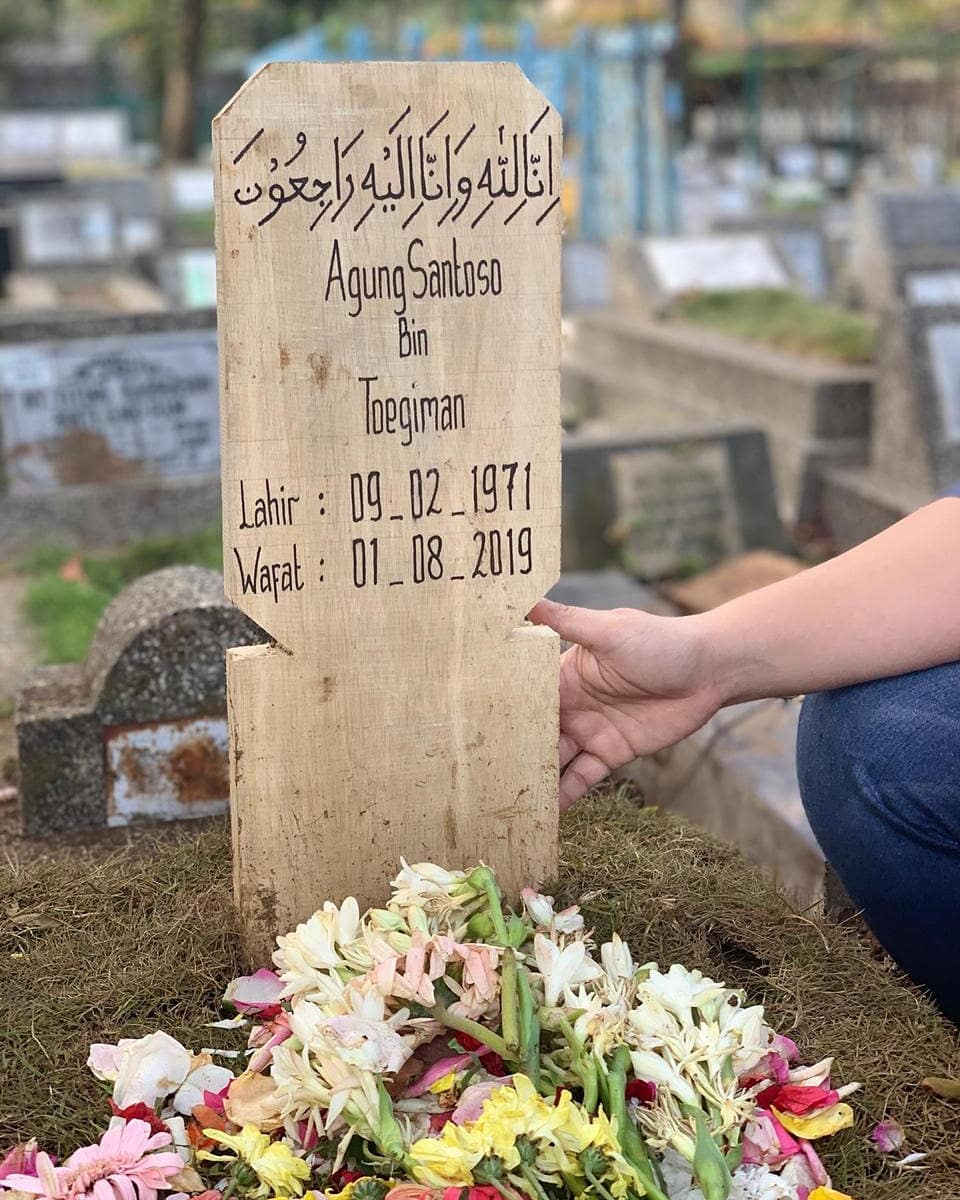 Momen Mira termenung menatap pusara Agung Hercules, ungkap rindu