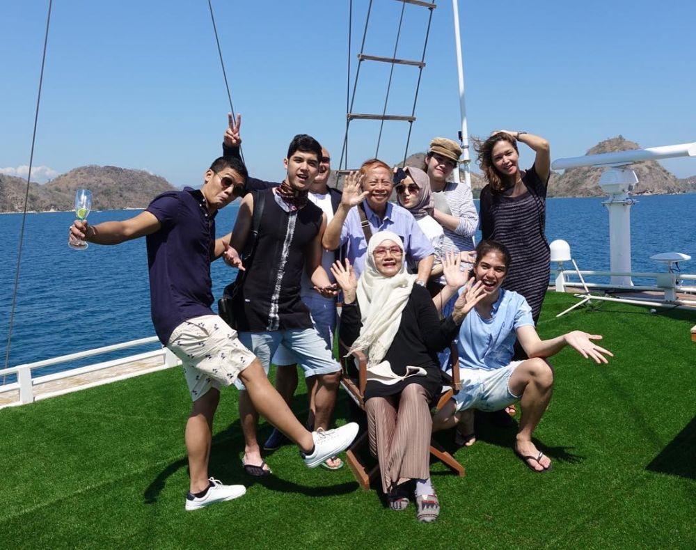 10 Momen liburan Maia Estianty di Labuan Bajo, pakai kapal mewah