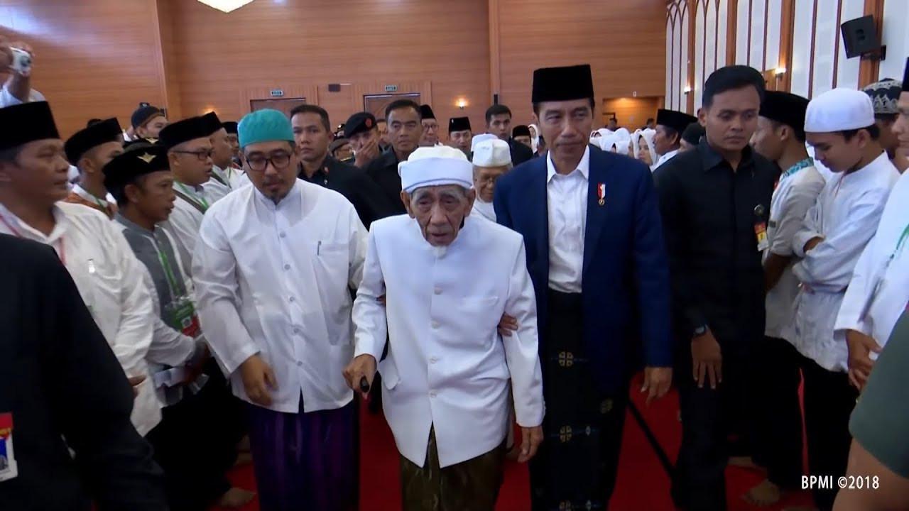Jokowi, sorban hijau dan kenangan saat salat diimami Mbah Moen