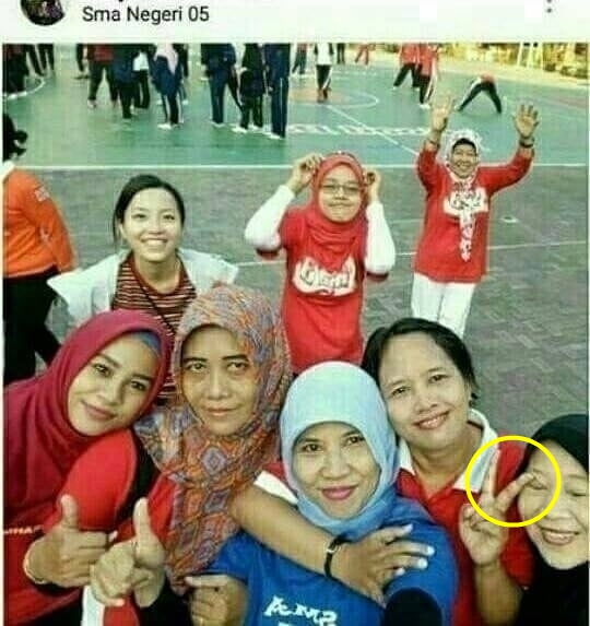 10 Momen tak terduga saat foto bersama, bikin lihat dua kali