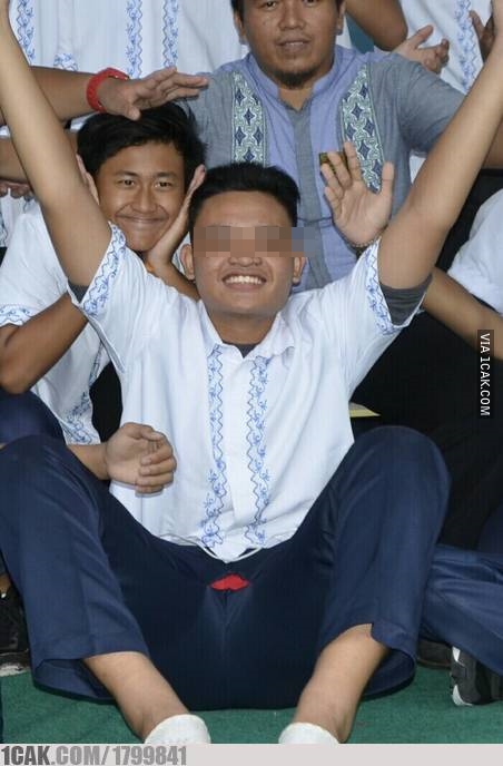 10 Momen tak terduga saat foto bersama, bikin lihat dua kali