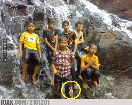 10 Momen tak terduga saat foto bersama, bikin lihat dua kali