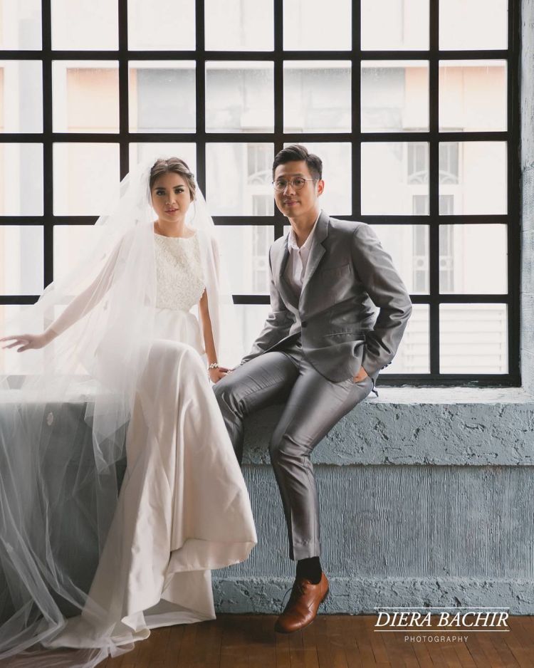 7 Seleb kenakan baju bak pengantin sungguhan saat foto prewedding