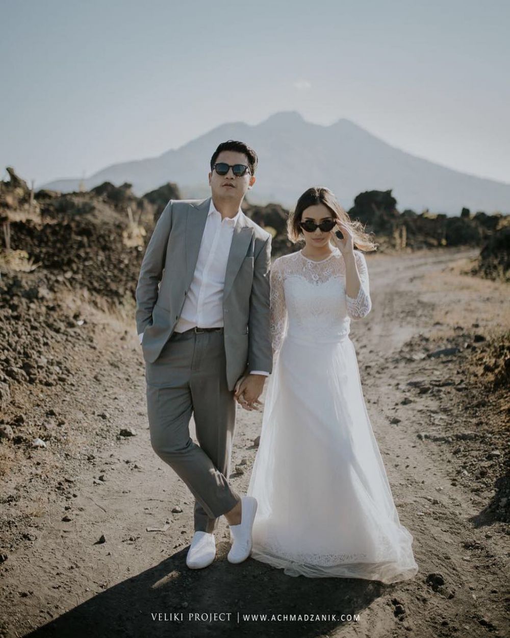 7 Seleb kenakan baju bak pengantin sungguhan saat foto prewedding