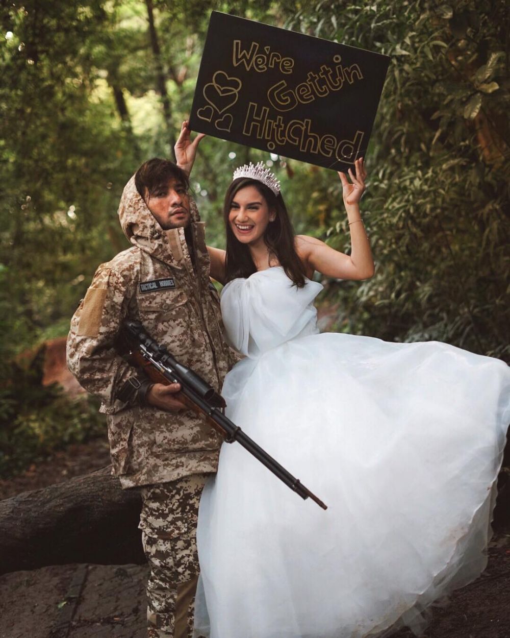 7 Seleb kenakan baju bak pengantin sungguhan saat foto prewedding