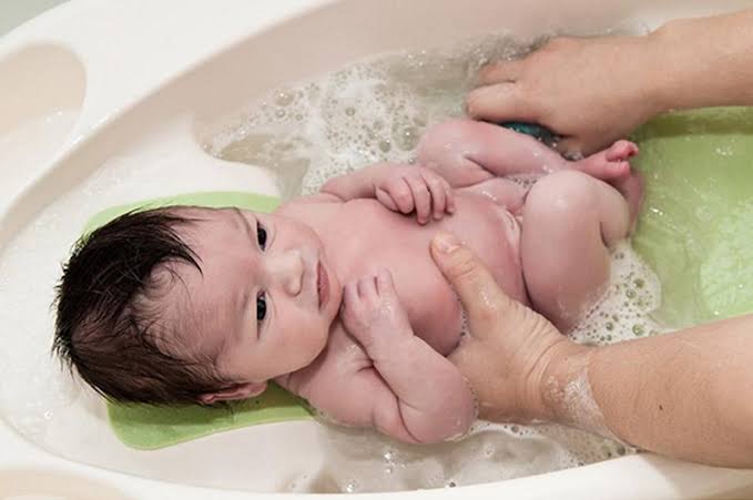 5 Mitos mengurus bayi baru lahir, orangtua wajib tahu