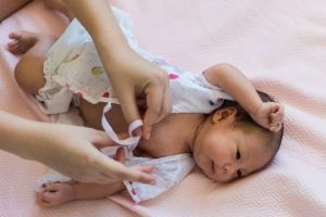 5 Mitos mengurus bayi baru lahir, orangtua wajib tahu