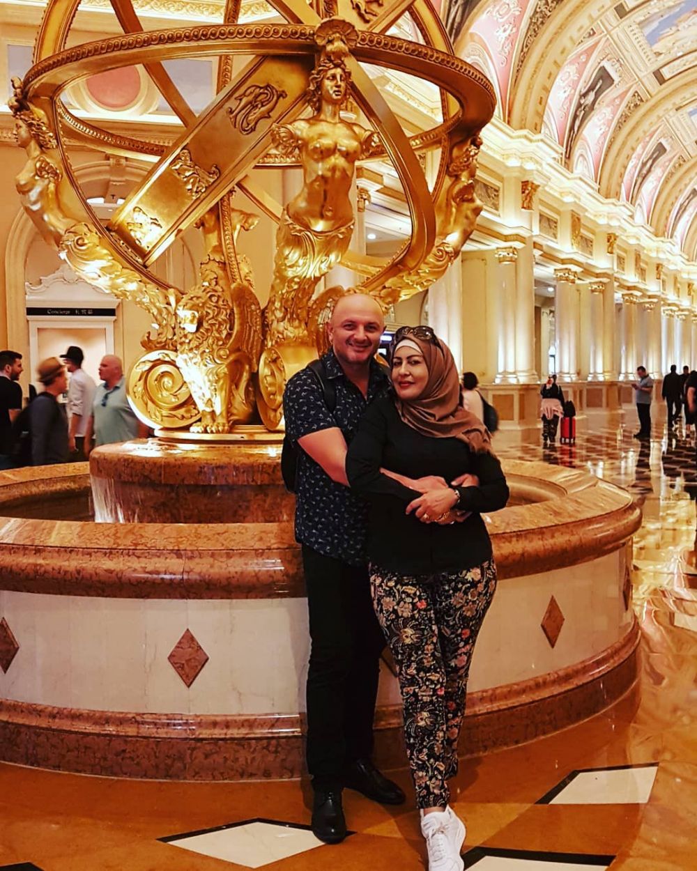 8 Potret mantan istri Raul Lemos & suami bulenya, bak ABG pacaran