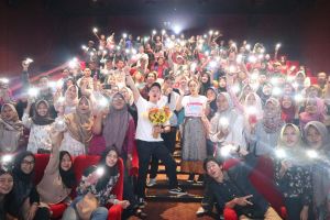 Film ini angkat kisah nyata perjuangan mahasiswa lanjut usia