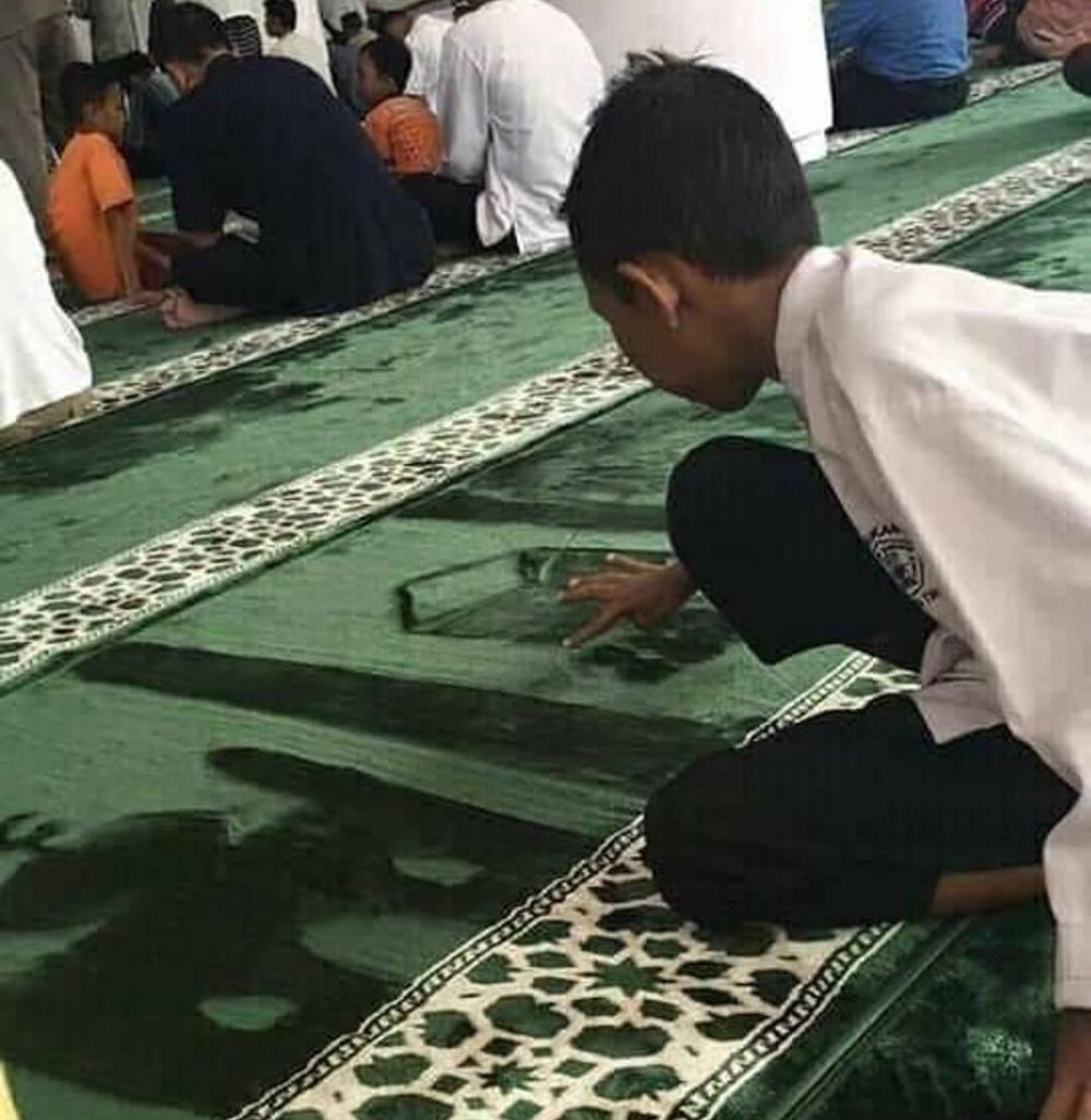 10 Tingkah absurd orang saat nganggur, bikin bilang 'terserah'