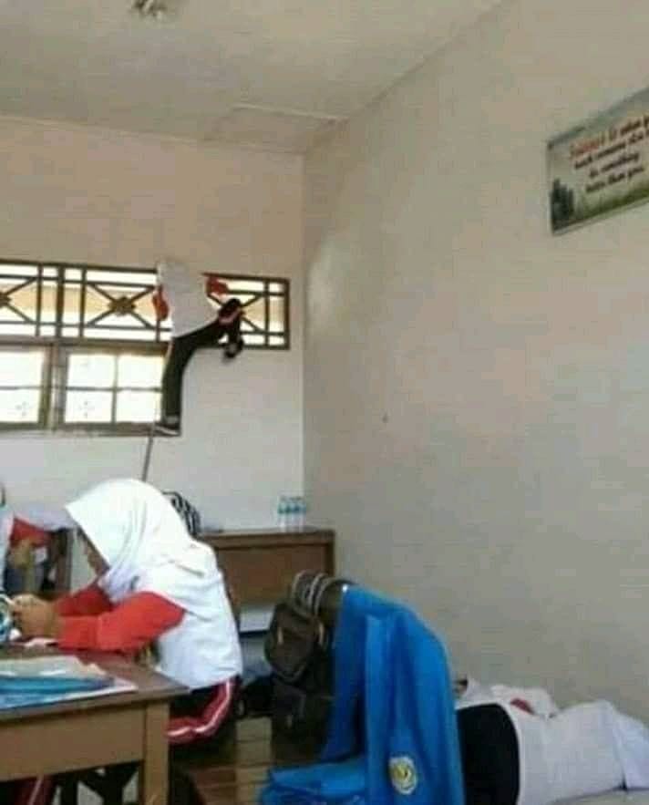 10 Tingkah absurd orang saat nganggur, bikin bilang 'terserah'