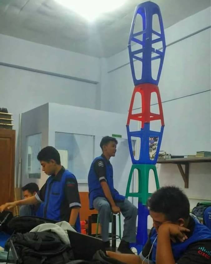 10 Tingkah absurd orang saat nganggur, bikin bilang 'terserah'