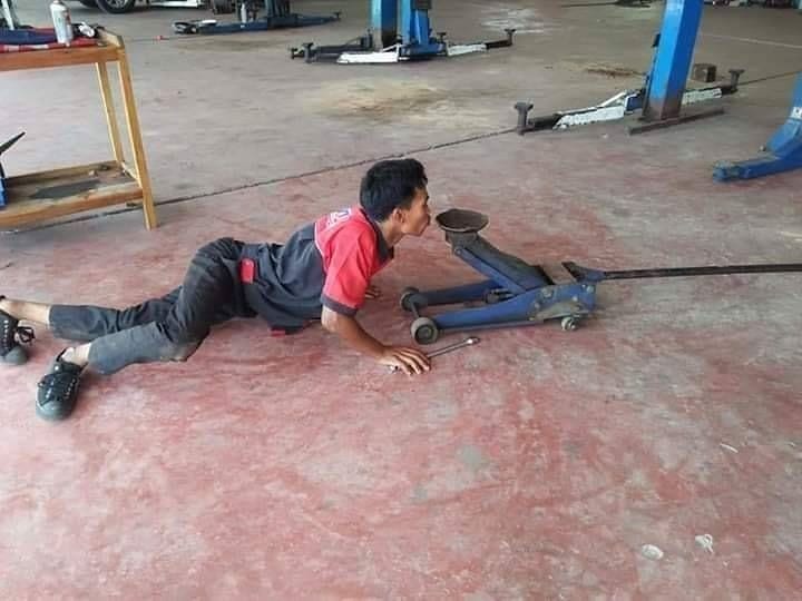 10 Tingkah absurd orang saat nganggur, bikin bilang 'terserah'