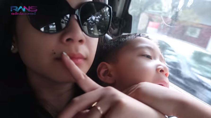 10 Momen Gigi & Rafathar mengungsi ke Singapura saat mati lampu