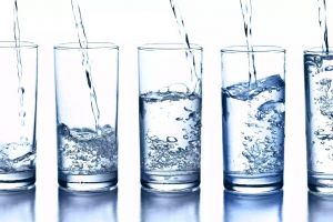 6 Waktu penting minum air putih yang bikin badan sehat bugar