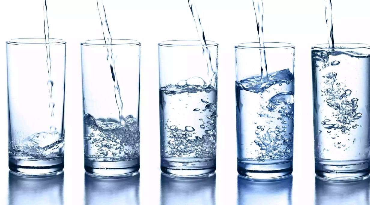 6 Waktu penting minum air putih yang bikin badan sehat bugar