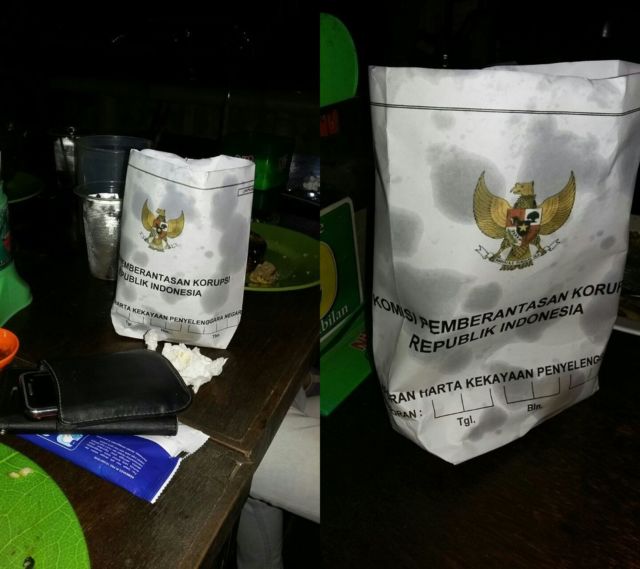 12 Bungkus gorengan ini pakai kertas tak biasa, bikin tepuk jidat