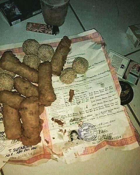 12 Bungkus gorengan ini pakai kertas tak biasa, bikin tepuk jidat