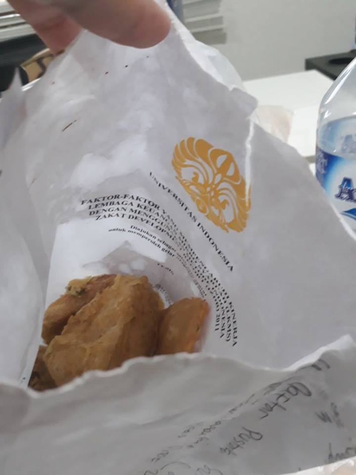 12 Bungkus gorengan ini pakai kertas tak biasa, bikin tepuk jidat