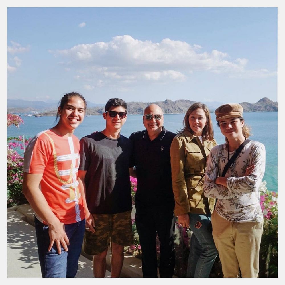 10 Potret kedekatan Irwan Mussry dan anak-anak Maia, kompak abis