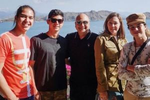 10 Potret kedekatan Irwan Mussry dan anak-anak Maia, kompak abis