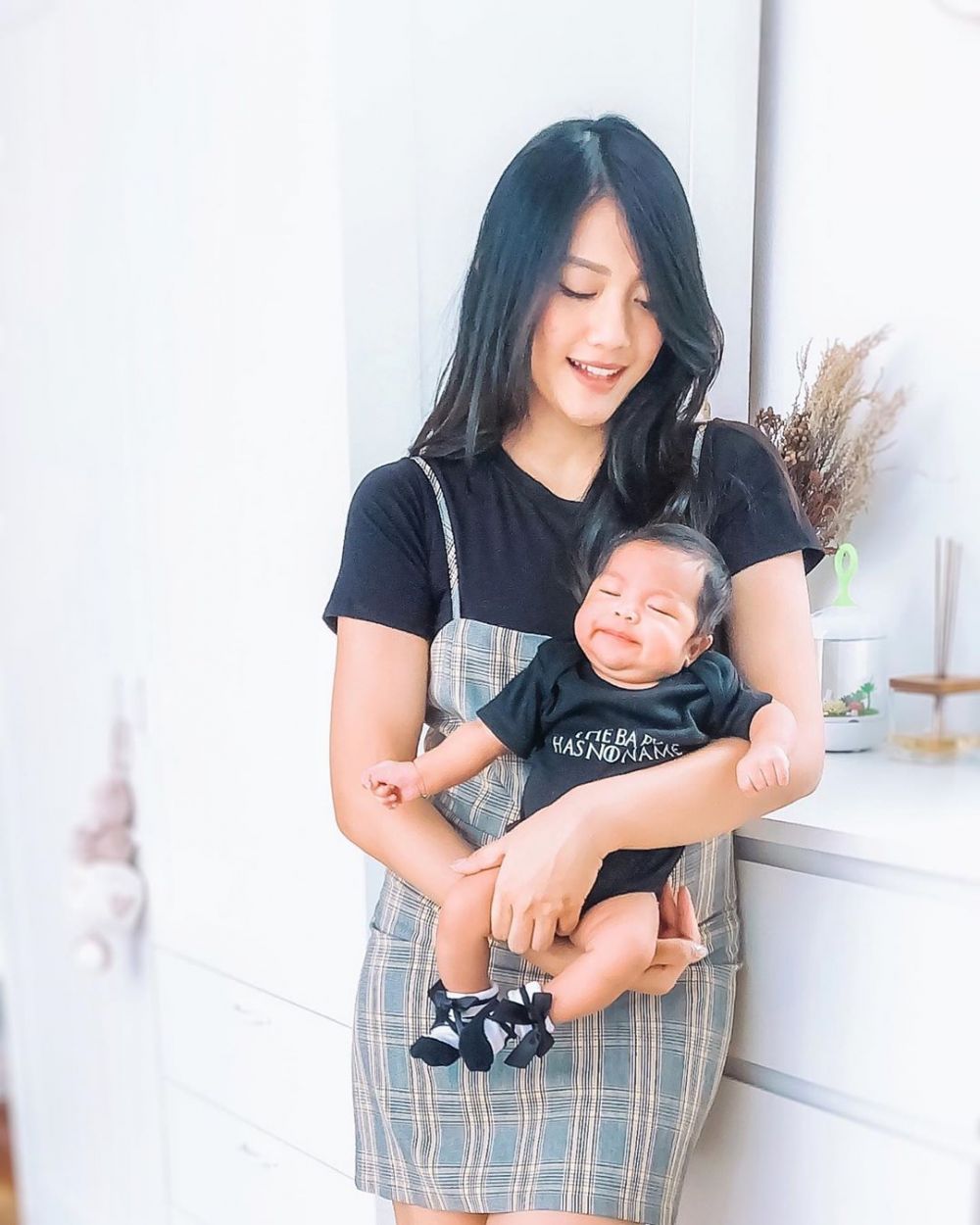 Jadi ibu baru, ini 10 momen Anissa Aziza saat asuh buah hati
