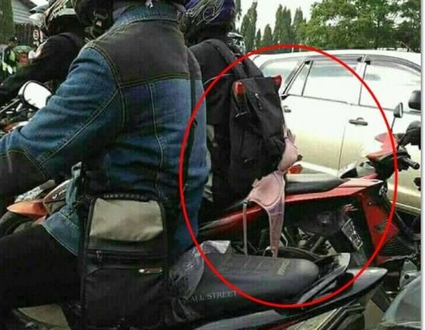7 Momen absurd benda nyangkut di pengendara motor ini kocak abis