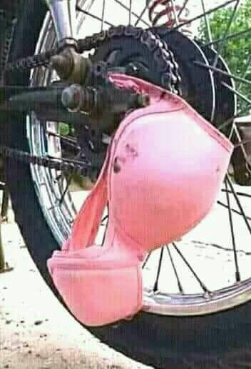 7 Momen absurd benda nyangkut di pengendara motor ini kocak abis