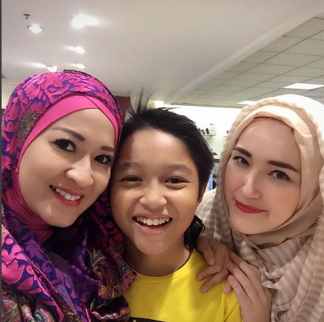 Potret kedekatan 12 seleb cantik dengan mantan istri pasangannya