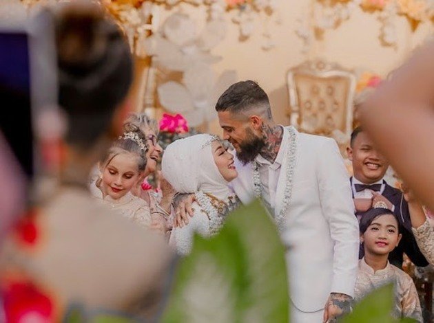 7 Potret resepsi nikahan Diego Michiels, wajah cantik istri terekspos