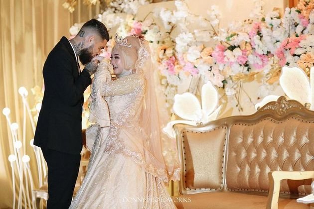 7 Potret resepsi nikahan Diego Michiels, wajah cantik istri terekspos