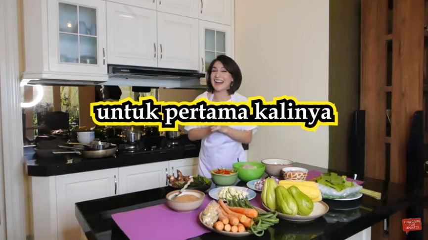 11 Momen seru Irish Bella masak pertama kali, sempat diejek suami