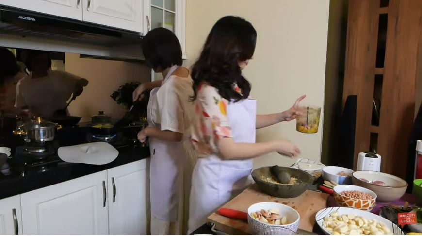 11 Momen seru Irish Bella masak pertama kali, sempat diejek suami