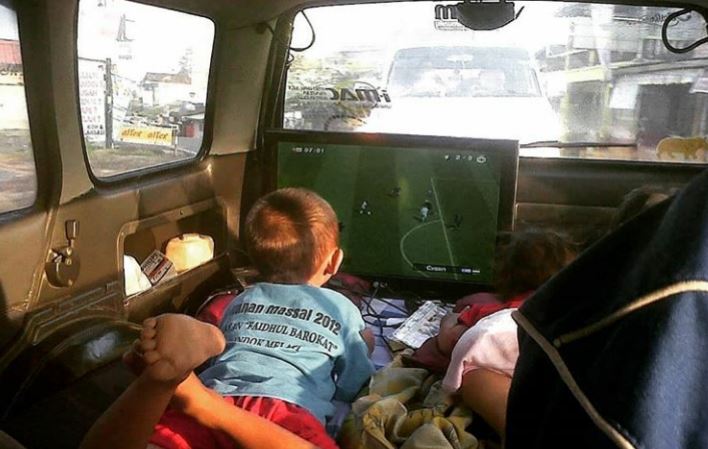 10 Kelakuan orang di angkutan umum ini bikin tepuk jidat