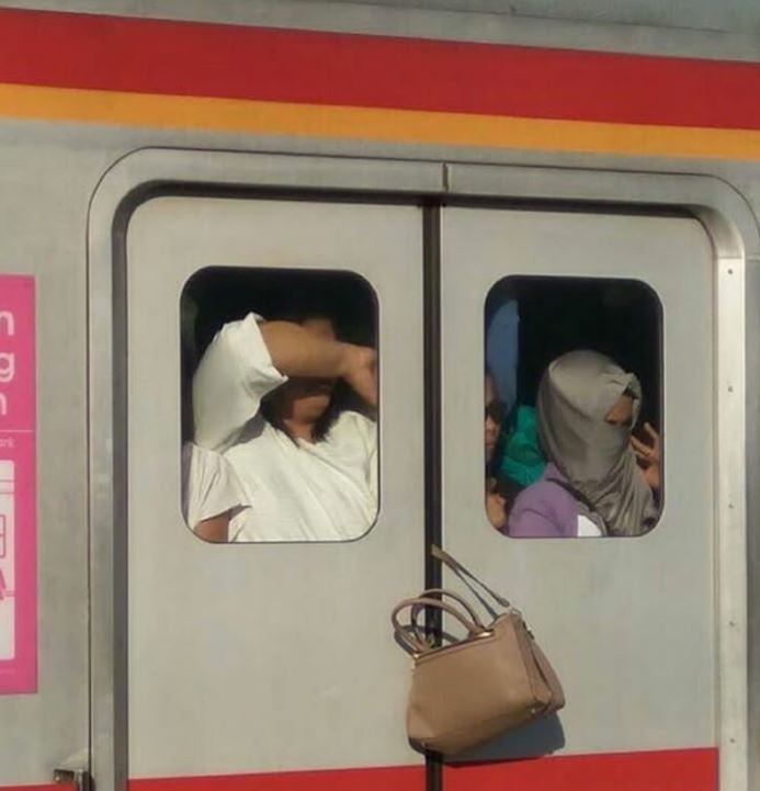 10 Kelakuan orang di angkutan umum ini bikin tepuk jidat