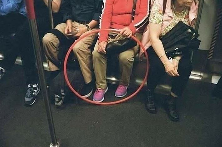 10 Kelakuan orang di angkutan umum ini bikin tepuk jidat