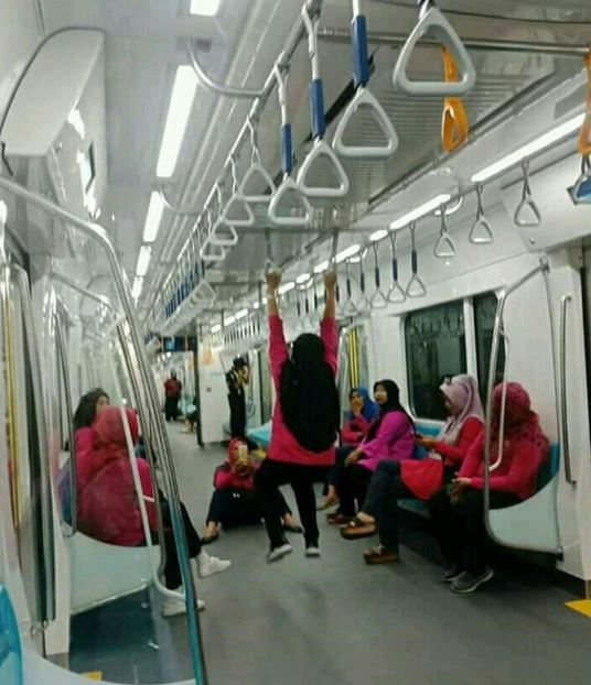10 Kelakuan orang di angkutan umum ini bikin tepuk jidat