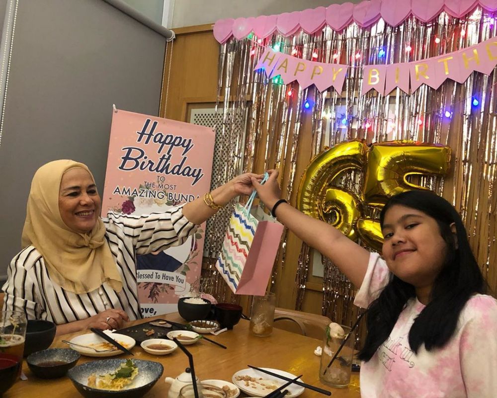 10 Momen perayaan ulang tahun ibunda Annisa Pohan, penuh keceriaan