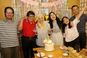 10 Momen perayaan ulang tahun ibunda Annisa Pohan, penuh keceriaan
