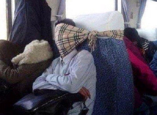 9 Kelakuan lucu orang biar nggak mabuk kendaraan ini bikin ketawa