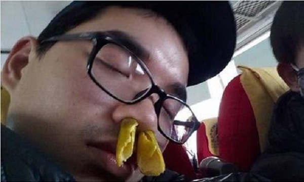 9 Kelakuan lucu orang biar nggak mabuk kendaraan ini bikin ketawa