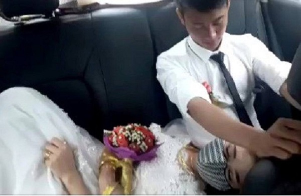 9 Kelakuan lucu orang biar nggak mabuk kendaraan ini bikin ketawa